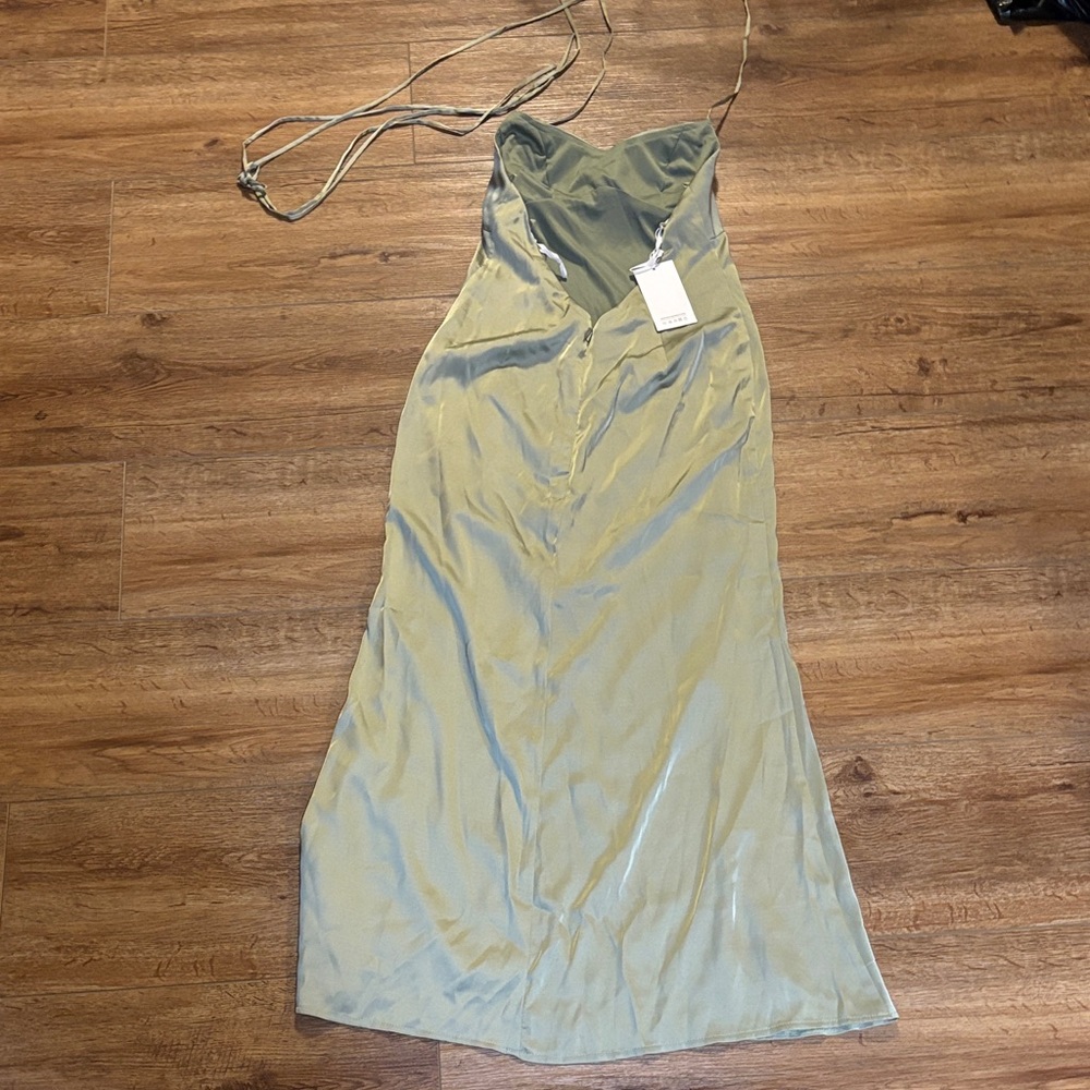 Elegant Green Satin Dress - Picture 2 of 5
